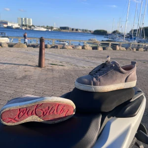 Louboutins gråa - Sjukt feta louboutins till sommaren, använda men inte dåligt skick. Har haft de på mitt rum och sprejat de med läder skydds sprej och doft sprej efter varje användning. Trodde aldrig jag skulle sälja de men jag behöver pengarna till mina nya skor😂 vid mer frågor eller liknande skriv privat så svarar jag asap. 