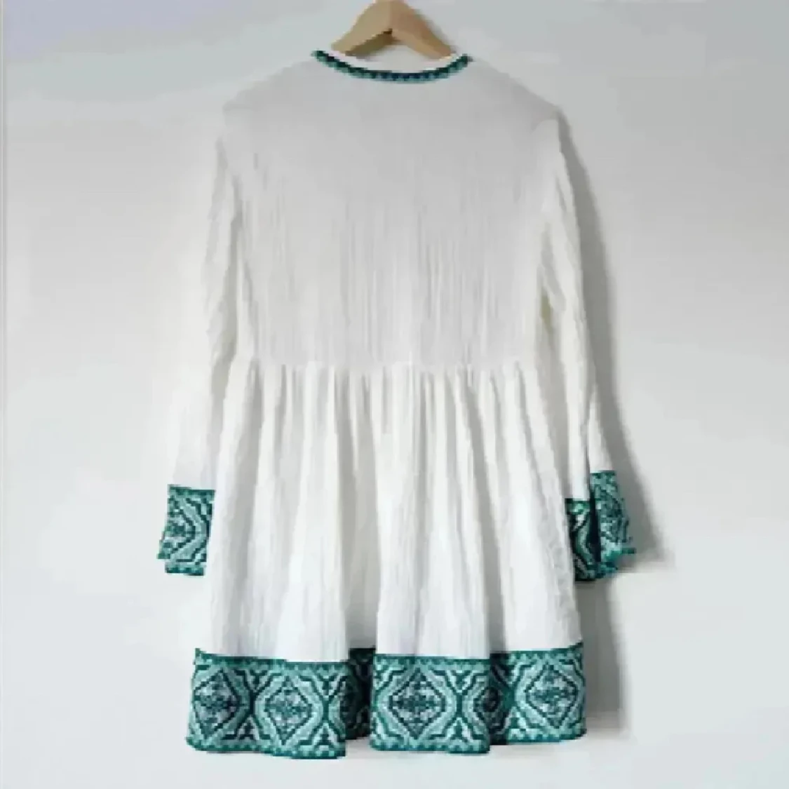 Vit kortklänning med grön mönster - 2