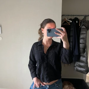 Svart blus med spetsdetaljer - Säljer denna svarta blus från Zara🫶🏽kommer ej till användning längre :) 