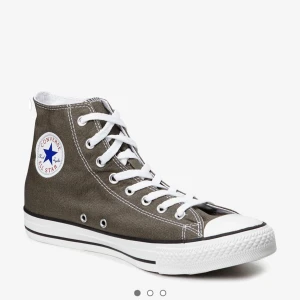 Grå höga Converse - höga gråa Converse som är använda fåtal gånger, storlek 38💕