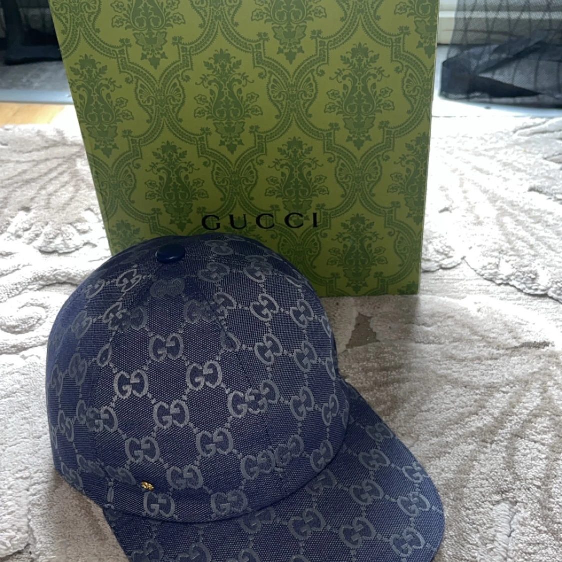 Blå keps från Gucci med monogram