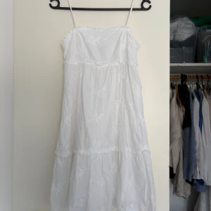 Vit sommarklänning från & Other stories - Vit sommarklänning från & Other stories med broderade blommor, endast testad!