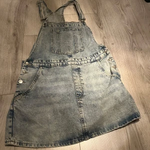 Jeansklänning med hängslen - Inte jätte använd och hängslena går att ändra. 