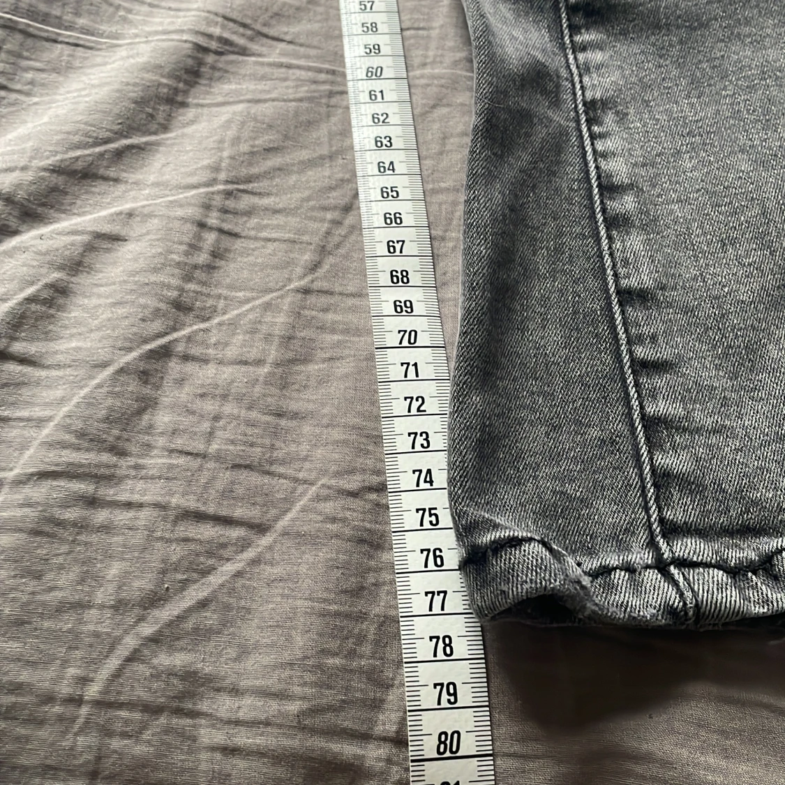 Grå jeans från Gina Tricot - 4