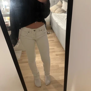 Vita lågmidjade Jeans från Filippa Mossi - Säljer ett par vintage vita jeans från Filippa Mossi