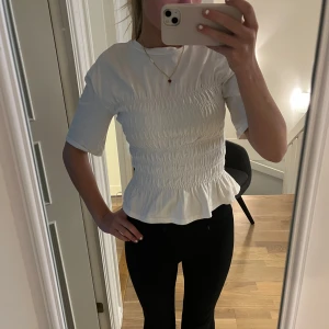 Vit smockad blus med volang - Vit topp från & other stories, knappt använd 😍