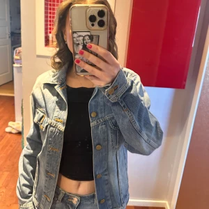 Jeansjacka Lee  - Super fräsch och snygg jeansjacka från Lee, I helt nyskick utan några defekter!! Super najs till våren och sommaren❤️‍🔥