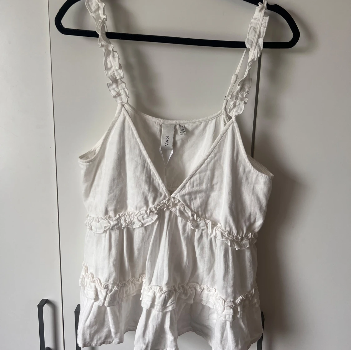 Vit volangprydd linnetopp från YAS