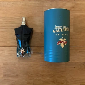 Jean Paul Gaultier Le Beau Le Parfum herrparfym(125ml)pris kan diskuteras och tar byten - 124 ml kvar fick edt och gillade mer!!! Säljer en Jean Paul Gaultier Le Beau Le Parfum för herr. Flaskan är formad som en svart manlig torso med gulddetaljer och kommer med original grön metallburk. En ikonisk och lyxig doft för dig som vill sticka ut.