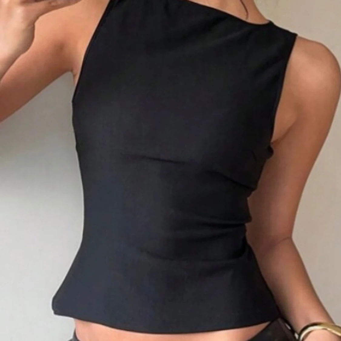 Svart ärmlös topp med rosett i ryggen - 1