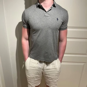 Ralph Lauren Pike - Snygg Raffe piké i mycket skönt material! | Utmärkt skick utan defekter! | Storlek S. | Ställ gärna frågor innan du köper!