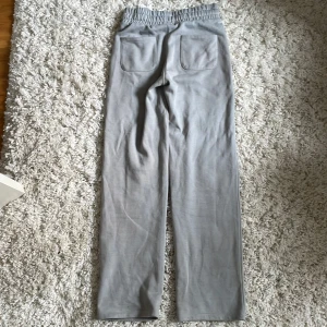 Grå mjukisbyxor från 157 - Säljer ett par ljusgrå mjukisbyxor från 157 i storlek XS. Byxorna har resår och snörning i midjan, Stora fickor både fram och bak. Perfekta för en avslappnad stil. Orginalpris 200kr. Pris kan diskuteras 💗