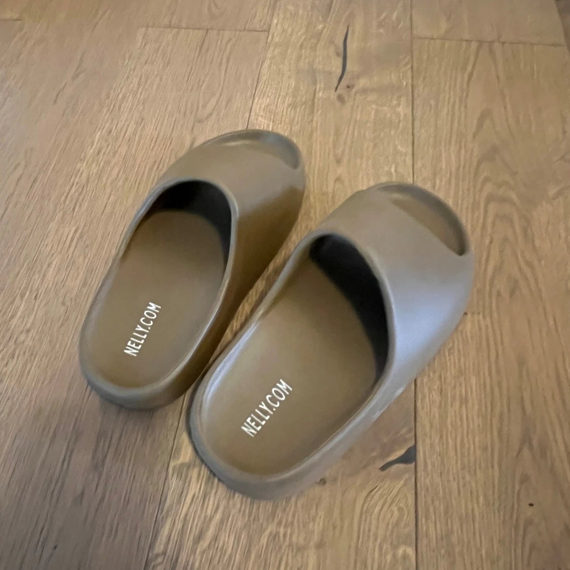 Beige slip-in sandaler från Nelly.com - 1