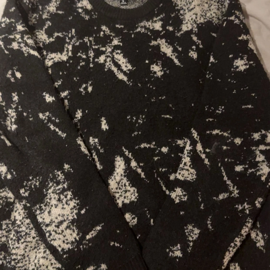 Svart och vit mönstrad stickad tröja