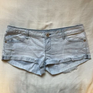 Ljusblå jeansshorts - Super fina ljusblåa jeansshorts🩵 Midjemått: 42 cm