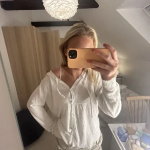 Stickad tröja  - Säljer denna jätte gulliga vita stickade tröjan. Den är i storlek L men passar xs/s. Köpt här på plick så lånade bilder. Säljer då den inte kommer till användning längre💕