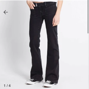 Svarta bootcut jeans med låg midja - Snygga svarta jeans med bootcut passform och låg midja. Lager157’s paris patch. Använda en gång! Nypris 350-400kr