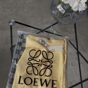 Loewe linne - Helt nytt ljusgult linne från Loewe. Storlek S/M