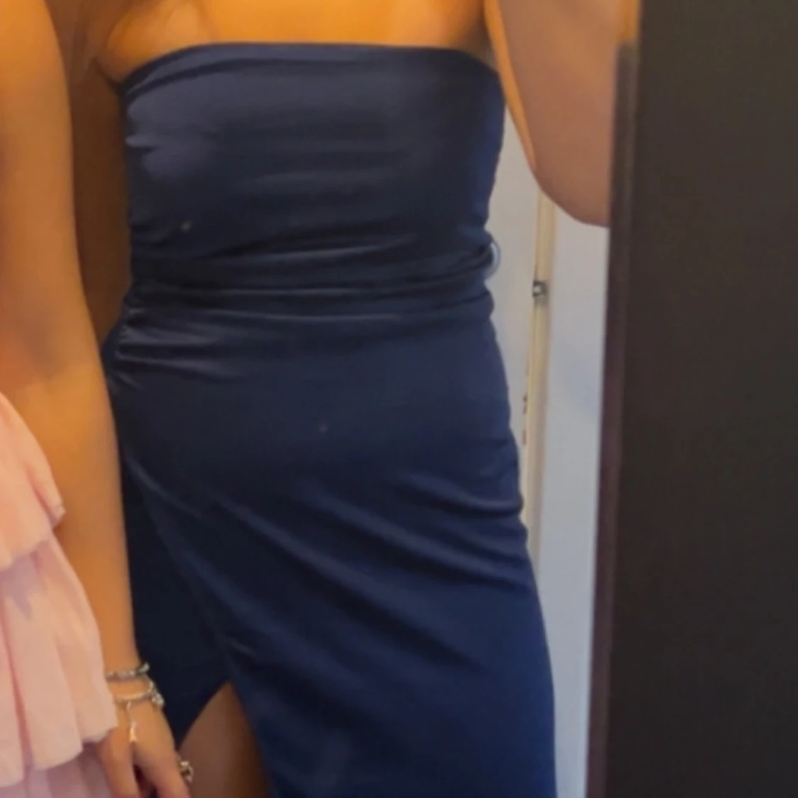 Marinblå axelbandslös långklänning med slits