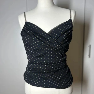 Prickig topp festtopp svart & guld  - Svart och guldig Fest topp från vila. Storlek m enligt lapp men är väldigt liten i storleken så passar xs-s mer. Köp sker via köp nu, jag postar inom 24h. Kvar tills markerad såld 