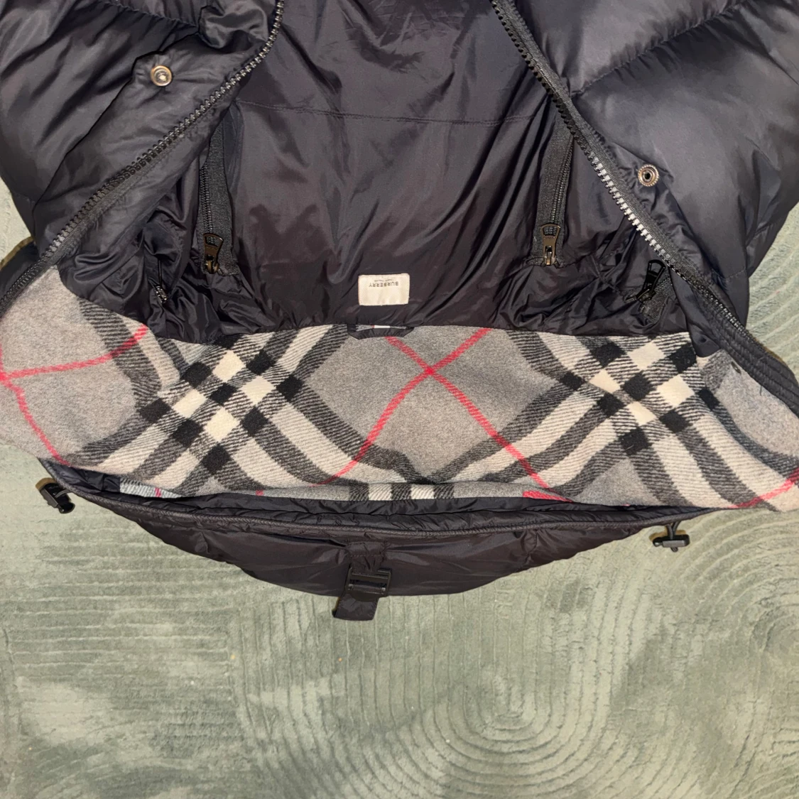 Svart dunväst med rutigt foder i huvan - 3