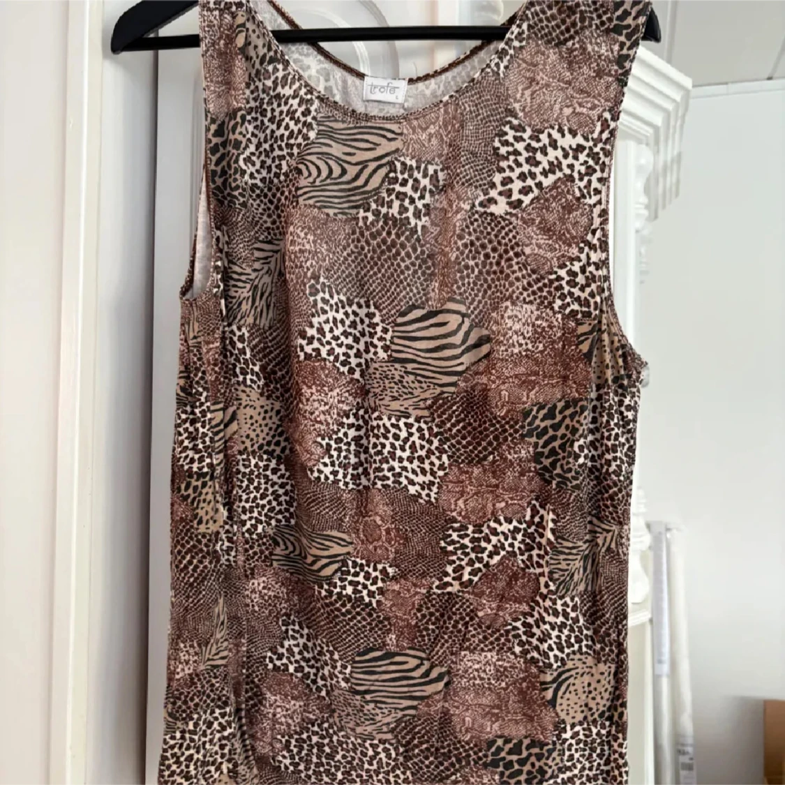 Mönstrad ärmlös linnetopp från Trofé