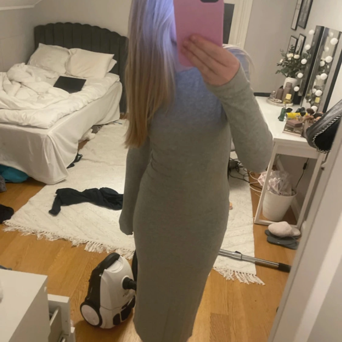 Ljusgrå tight långärmad klänning - 1