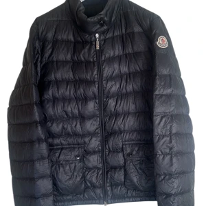 Moncler Lans dam  - Moncler Lans dam jacka. Storlek 2 passar S-Xs. Skick 8/10. Pris 1490kr finns att köpa på Fashionels.com