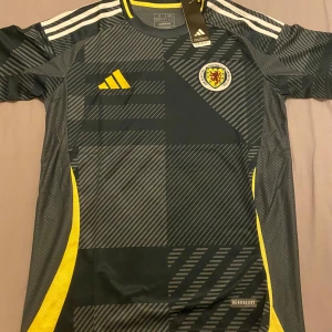 Skottland fotbollströja Adidas - Aeroready-material för extra komfort. HELT NYA! Ta en titt på min profil för mer tröjor.