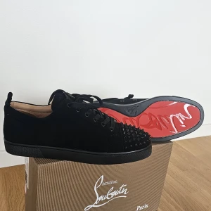 Svarta sneakers  - Säljer ett par svarta sneakers