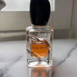 Armani si intense 30 ml - Säljer denna då den tyvärr inte passar mig längre! Lite mer än hälften kvar! Köptes för 1100 kan sälja för 430💕