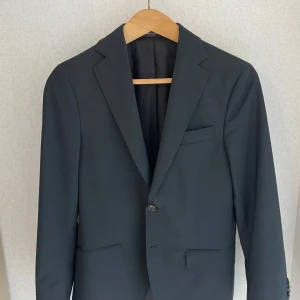 Svart kavaj från Oscar Jacobson - Storlek 46