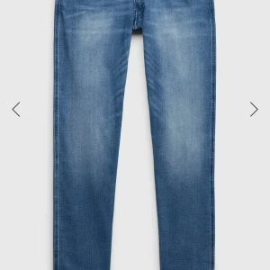 Blå Replay jeans straight fit(HELT NYA) - Säljer ett par klassiska blå jeans från Replay med raka ben . Jeansen har fem fickor, dragkedja och knapp i midjan samt Replay-logga på bakfickan. Perfekta till vardags för en avslappnad stil. Testade 1 gång (HELT NYA). Säljs pga att dem ej passar längre. Köptes på mq. W31 L32. Pris kan diskuteras!