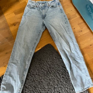 Levis stay loose ljusblå jeans - Klassiska Levis stat loose jeans i ljusblå denim med raka ben och femficksmodell. Byxorna har knappgylf och Levis ikoniska läderpatch bak i midjan. Perfekta för en avslappnad och tidlös stil.