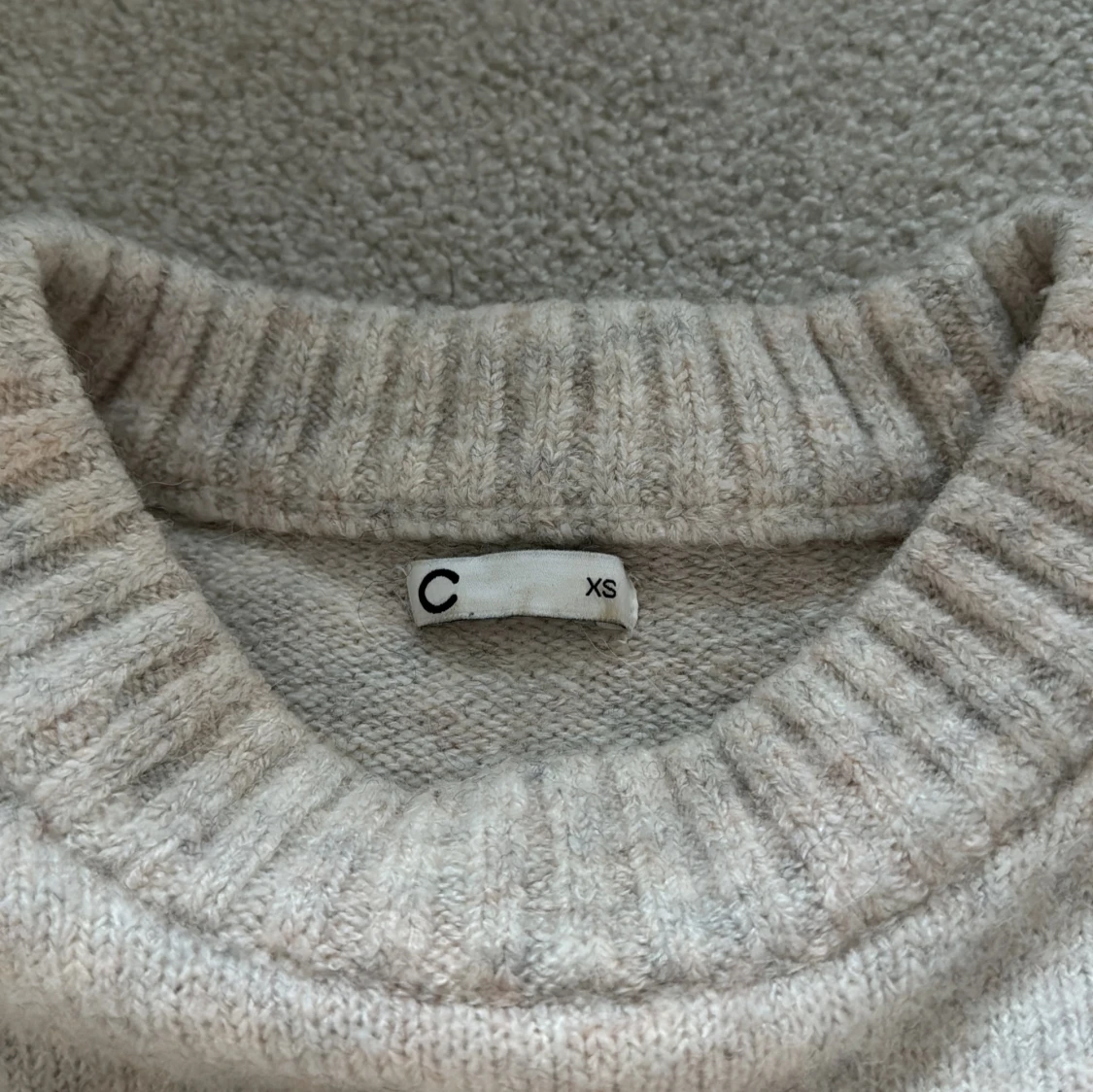 Beige stickad tröja från C - 1