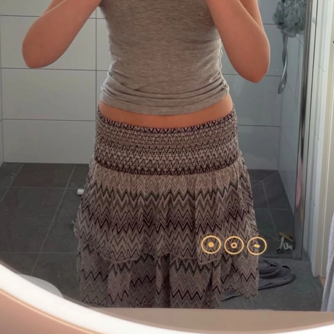 Grå mönstrad kjol med volang