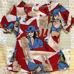 Färgglad t-shirt med cowgirl-tryck från Nienhaus & Lotz - Aldrig andvänd. '. Blus köpte i en  secondhand affär. 