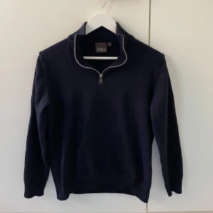 Oscar Jacobson ull Quarter Zip  - Oscar Jacobson ull Quarter Zip i Storlek L, men passar XXS/XS. Se mått: Armhåla till armhåla är 48cm. Längd från nacken och ned är 56cm. Armhåla ut till armen är 40,5cm. 100% ull. I övrigt fint skick! 