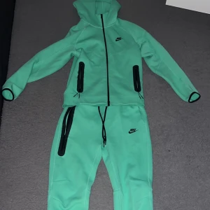 Nike tech - Nyskick jag andvändt några gånger mycket sällsynt och slutsåld överallt nästan priset är fast