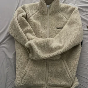 Beige fleecejacka från Les Deux - Gräddvit/Beige fleecejacka från Les Deux, storlek M, pris går att diskutera