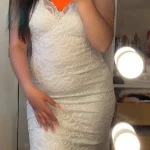 stundentklänning - säljer min student klänning från nelly då  jag ej kmr använda den mer, ren och ny!