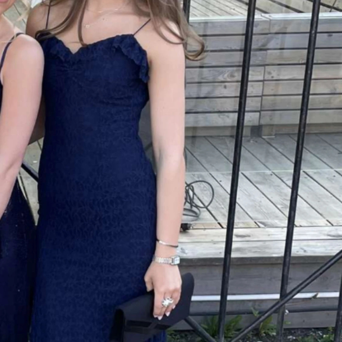 Marinblå långklänning med smala axelband - 2