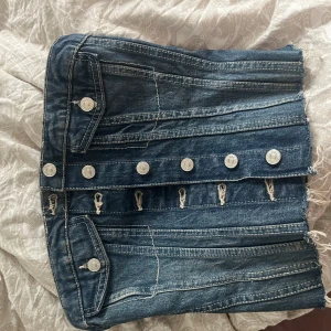 Blå jeanskjol med knappar - Säljer en jeans korsett i strl s från zara ❤️