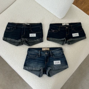 Lågmidjade jeansshorts  - Säljer nu flera lågmidjade jeansshorts. Alla finns tillgängliga i min profil för köp. Har i nästan alla storlekar och färger. Just nu har jag endast versioner av blå av Hollister och Tally wejil. Får in nya shorts hela tiden. Jag har inget emot att ta emot önskemål om du söker något specifikt, så ser vi om jag får in det snart. Priser för shortsen är mellan 260-860kr styck. 