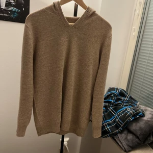 Beige Kashmir hoodie - Tja, säljer min beiga kashmir hoodie i väldigt bra skick!