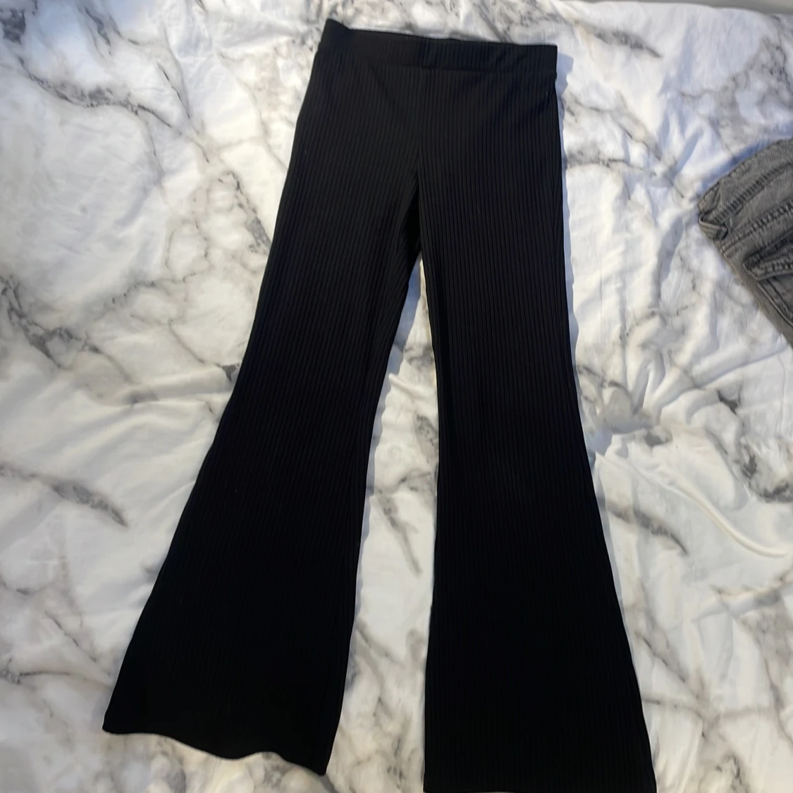 Svarta ribbade byxor från H&M - 1