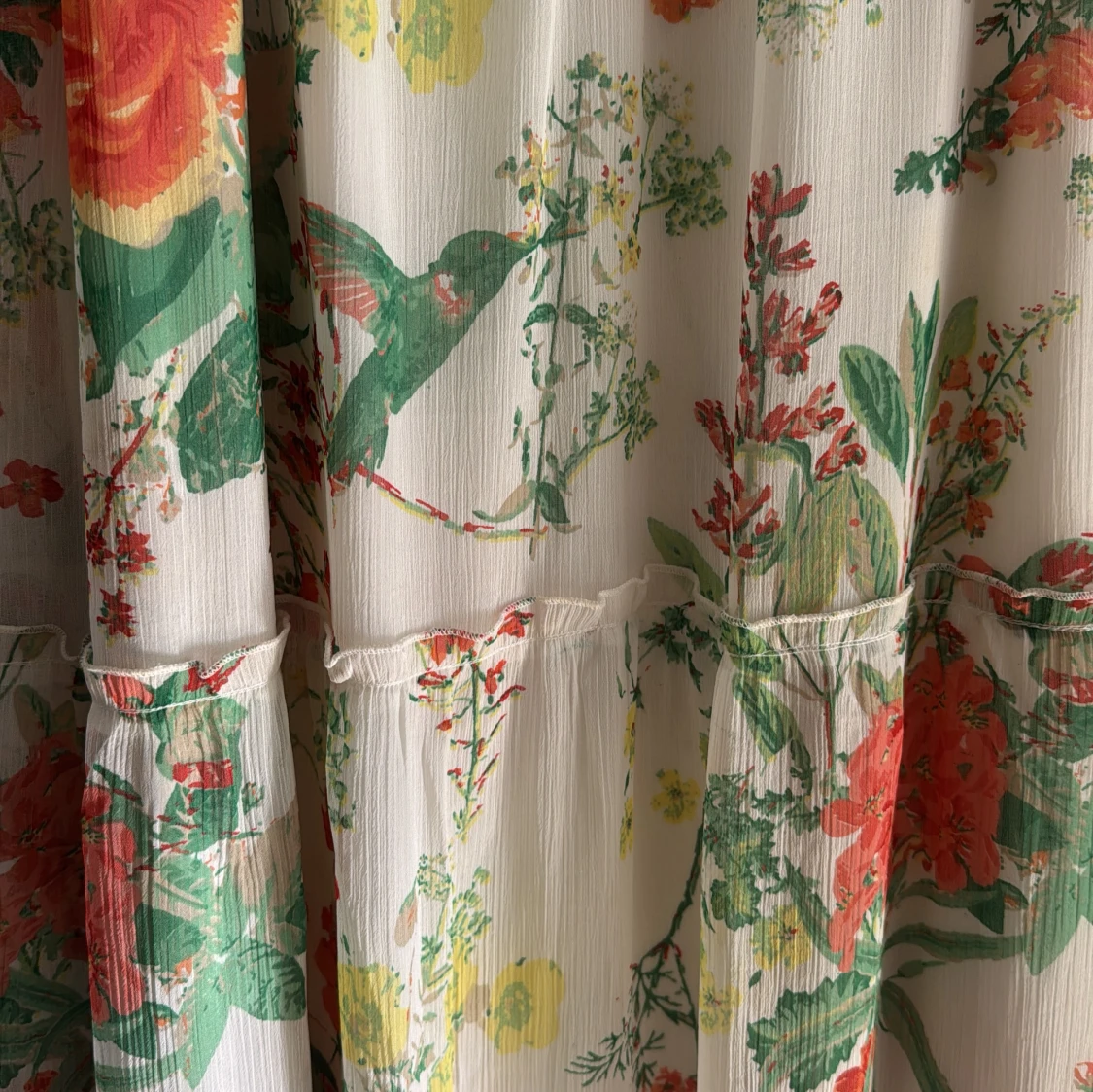 Blommig långklänning med smala axelband - 4