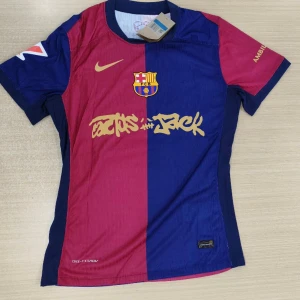 Barcelona x Cactus Jack special edition - 🔥 Exklusiv Limited Edition Travis Colab 🔥 Otroligt snygga och eftertraktade tröjor – slutsålda överallt! Jag har en i lager just nu. Perfekt för dig som vill sticka ut med något unikt och svårt att få tag på. Skicka ett meddelande och säkra tröjan innan det är för sent!