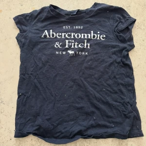 T-shirt abercrombie & fitch - Marinblå tshirt från abercrombie & fitch i stl XS. I använt skick men väldigt fint skick, inga defekter 
