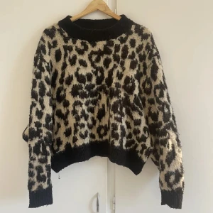 stickad leopards tröja - super snygg i bra skick🥰